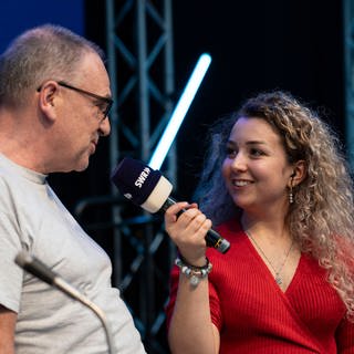 Volontärin Nadia El-Gonemy interviewt einen Bühnengast.
