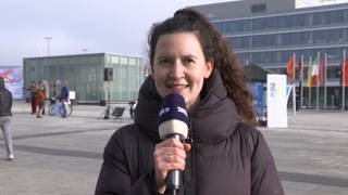 SWR-Reporterin Maria Thierfelder berichtet vom Aktionstag für Klima- und Umweltschutz auf der CMT