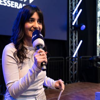 SWR-Moderatorin Aida Amini auf der CMT-Bühne