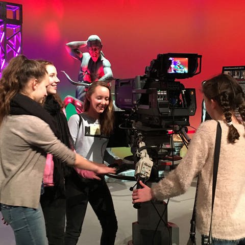 Schülerinnen im Fernsehstudio beim Bedienen einer Kamera