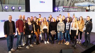 SWR Ausbildung. Gruppenbild mit Mediengestaltern, Volontären, Auszubildenden und Trainern