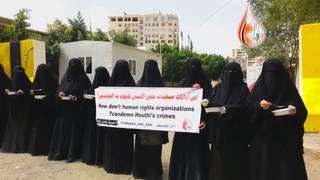 Mütter des Vereins "Abductees' Mothers' Association" (Mütter der Entführten) protestieren lautstark vor den Gefängnistoren für die Freilassung ihrer Söhne.