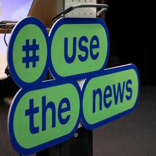 Ein Schild mit der Aufschrift "Use The News"