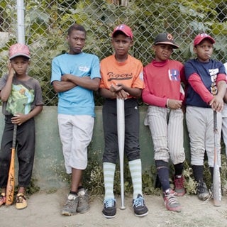 Der Junge Dokumentarfilm "Die vier Winde" von Regisseurin Anna-Sophia Richard beschäftigt sich mit der Dominikanischen Republik als Migrationsland, während gleichzeitig gut zehn Prozent der Einheimischen ihr Glück im Ausland suchen. Viele Jungs träumen z. B. von einer internationalen Baseballkarriere.