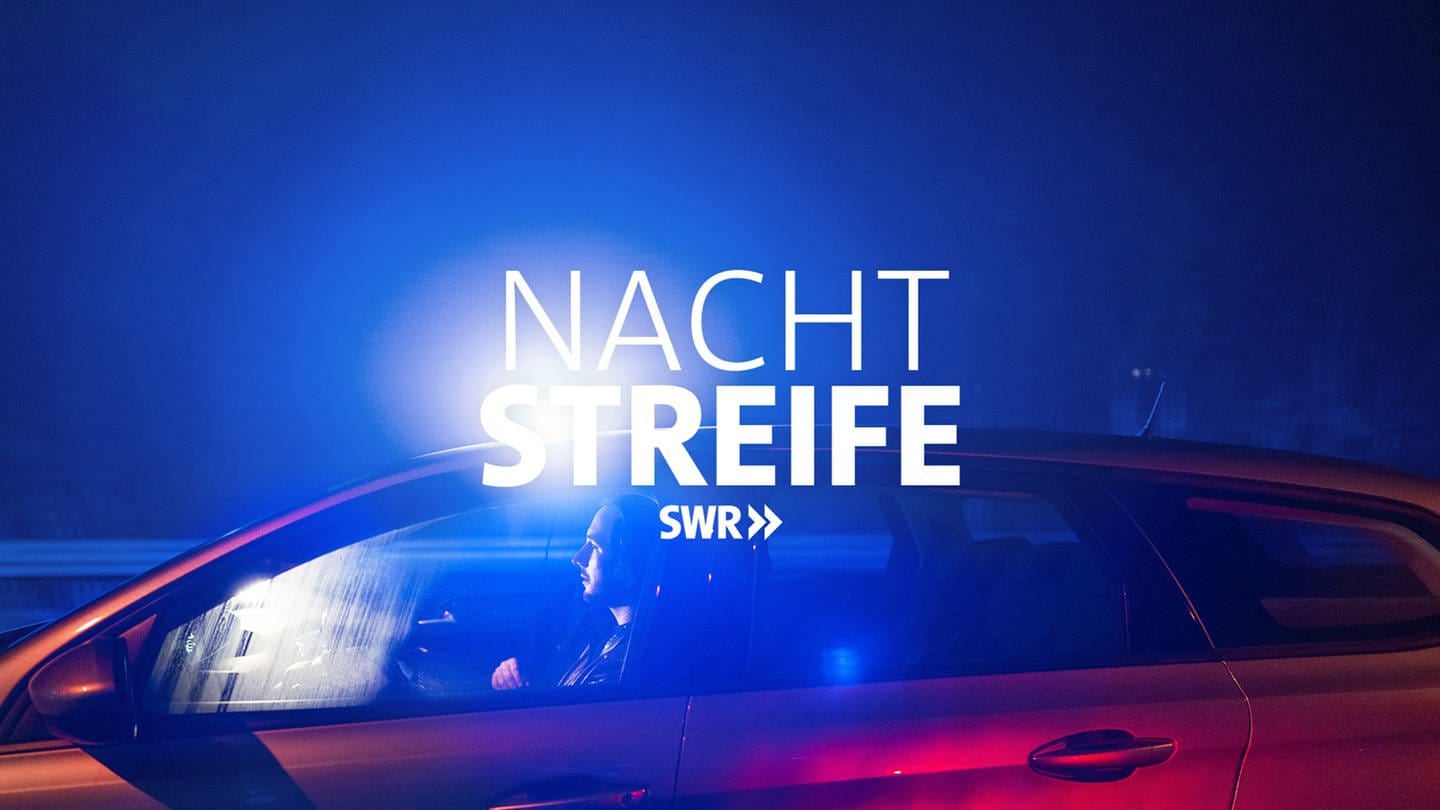 SWR Dokuserie „Nachtstreife“ geht in die zweite Staffel. Vor blauem Hintergrund ist ein roter Wagen zu sehen, in dem ein Mann sitzt. Schriftzug 