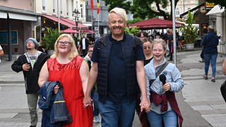 Ross Antony bummelt mit der "Down the Road"-Gruppe händchenhaltend durch die Fußgängerzone in Baden-Baden. Zu sehen sind (v.l.n.r.) Jonas, Angela, Ross, Giuliana, Rosalie