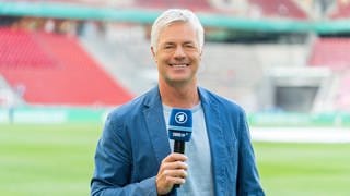 Tom Bartels, ARD-Kommentator bei der FIFA Fußbal-WM Katar 2022, Porträtfoto.