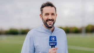 Philipp Hofmeister (HR) reportiert live für den Hörfunk die Spiele der FIFA Fußball-WM Katar 2022.