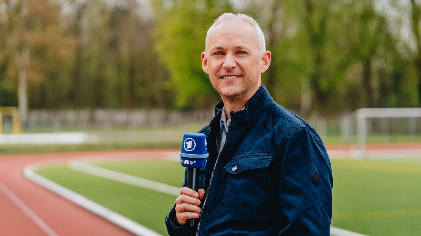 Holger Dahl (WDR) reportiert live im Hörfunk die Spiele der FIFA Fußball-WM in Katar.