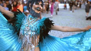 Dragking "Gordon Bleu" in schillerndem Kostüm beim Christopher-Street-Day
