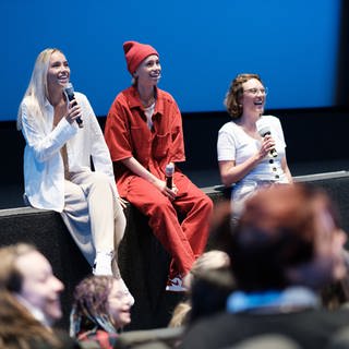 Lisa und Lena mit Moderatorin Cordelia Marsch.