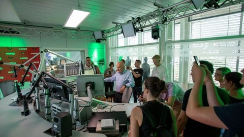 SWR3 Programmchef Thomas Jung im Austausch mit der Bundespolizei in den SWR3 Studios.