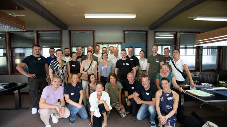 Die "Tatort"-Kommissarinnen Ulrike Folkerts und Lisa Bitter auf einem gemeinsamen Gruppenbild mit der Bundespolizei und den SWR Redakteur:innen.