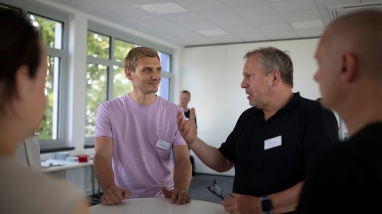 Alex Hofmann, geschäftsführender Studioleiter der SWR Regionalstudios in Baden-Württemberg im Dialog mit einem Beamten der Bundespolizei.