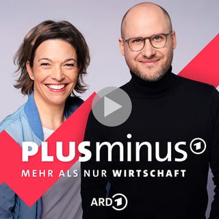  Anna Planken und David Ahlf lächeln vor einem grauen Hintergrund mit plusminus-Logo.