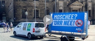 Lieferwagen mit ironischen "Wahlplakaten" auf dem Schlossplatz in Dresden