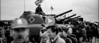 Schwarz-weiß-Foto vom Sword Beach, 1994, zum 50-jährigen D-Day-Jubiläum. Menschen besichtigen Panzer mit britischer Flagge.