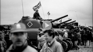 Schwarz-weiß-Foto vom Sword Beach, 1994, zum 50-jährigen D-Day-Jubiläum. Menschen besichtigen Panzer mit britischer Flagge.