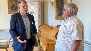 Heiko Herber, Ortsbürgermeister in Schwollen, im Gespräch mit Roland Präterious, Dezernent der Kreisverwaltung.