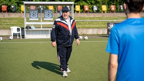 Armin Rohde als Fußballtrainer Ingo Pannek ©ARDSWRConstantin EntertainmentPirates World