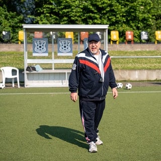 Armin Rohde als Fußballtrainer Ingo Pannek ©ARDSWRConstantin EntertainmentPirates World