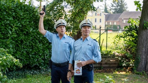 Heino Ferch (l.) und Hannes Jaenicke (r.) geben in der neuen Sketch-Comedy "Smeilingen" das überambitionierte Polizisten-Duo Hauke Mayer und Hanno Meier. © ARDSWRConstantin EntertainmentPirates World GmbH