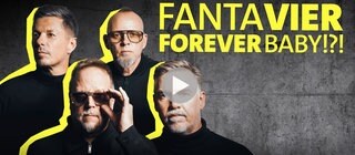 Podcast-Cover Fanta Vier Forever, Baby!?! mit den Fantastischen Vier (v.l.n.r.): Michi Beck, Thomas D, Smudo, And.Ypsilon. Mit Playbutton.