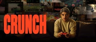 "Crunch"-Keyvisual zeigt Host Khesrau Behroz mit Videospiel-Controller auf dem Sofa sitzend.