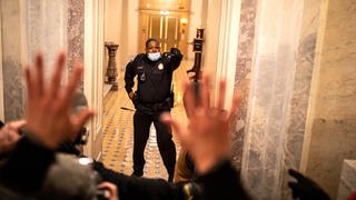 Eugene Goodman, US-Kapitol-Polizei, hält eine Gruppe von Demonstranten im Kapitol zurück © SWRAshley Gilbertson