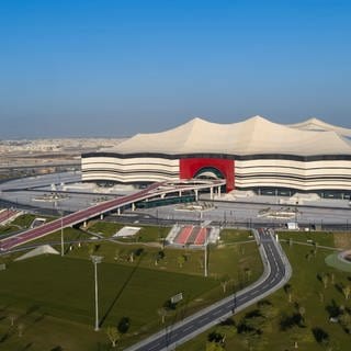 Das Al-Bayt-Stadion ist ein Fußballstadion mit schließbarem Dach in der katarischen Küstenstadt al-Chaur im Norden des Landes. Das Design wie auch der Name geht auf die Bayt al Sha'ar, den traditionellen Zelten der Nomaden Katars, zurück. Es bietet Platz für 60.000 Besucher bieten. 