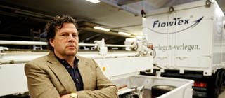 Manfred Brenner (Hans-Jochen Wagner) ist entschlossen mit seiner Firma FlowTex und den Horizontalbohrmaschinen zu reüssieren. © SWRBenoît Linder