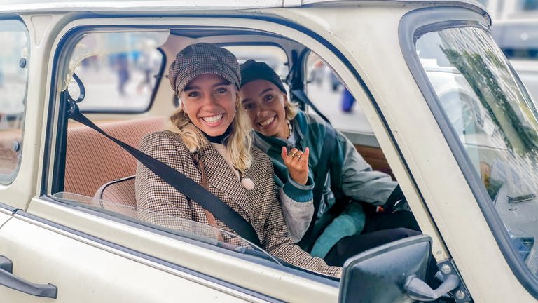 Lisa und Lena sitzen in einem Trabi