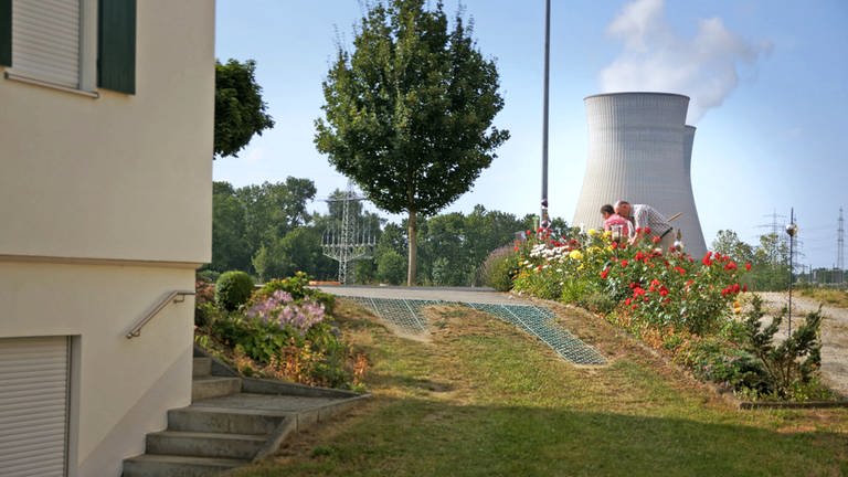 Atomkraft Forever - Anwohner des Kernkraftwerkes Gundremmingen in Bayern beim Rosenschneiden