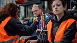 ARD Story: Radikal fürs Klima - Helden oder Kriminelle? Straßenblockade durch Aktivisten der "Letzten Generation" auf dem Kurfürstendamm in Berlin.