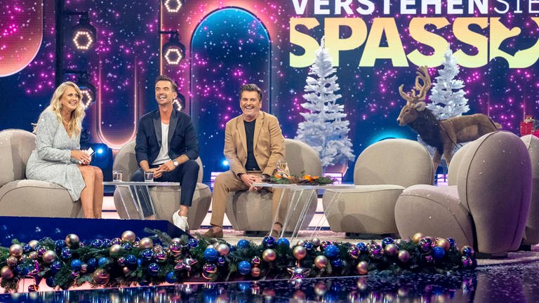 Gastgeberin Barbara Schöneberger mit Florian Silbereisen und Thomas Anders in der festlichen Weihnachtsausgabe der großen SWR Samstagabendshow „Verstehen Sie Spaß?“.