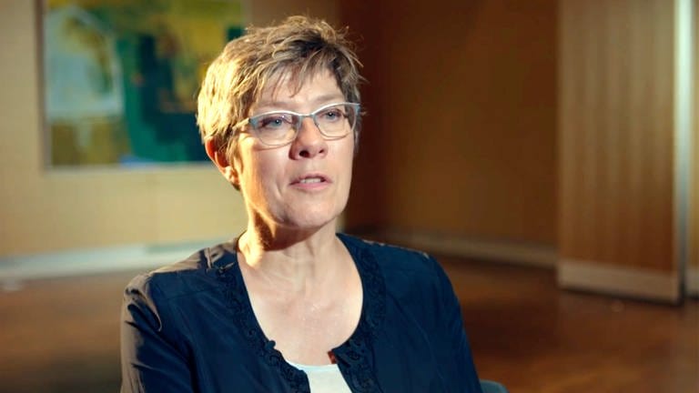 Als Bundesverteidigungsministerin hat Annegret Kramp-Karrenbauer ein Gesetz zur Rehabilitierung diskriminierter Homosexueller auf den Weg gebracht und sich bei den Betroffenen entschuldigt. 
