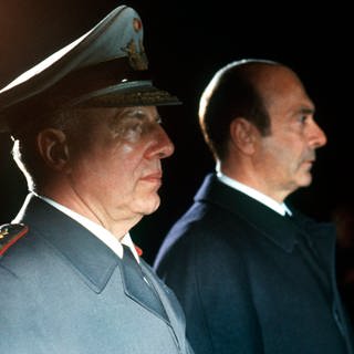 General Günter Kießling (li.) und Bundesverteidigungsminister Manfred Wörner beim Großen Zapfenstreich, mit dem Kießling am 26. März 1984 in der Ernst-Moritz-Arndt-Kaserne von der Bundeswehr verabschiedet wird.