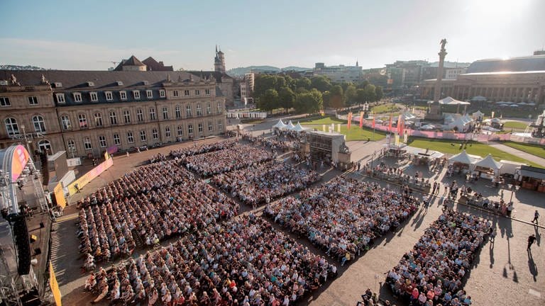 Das SWR Sommerfestival von Südwestrundfunk und dem Land Baden-Württemberg findet von Freitag, 26. bis Pfingstmontag, 29. Mai 2023, auf dem Stuttgarter Schlossplatz statt. 