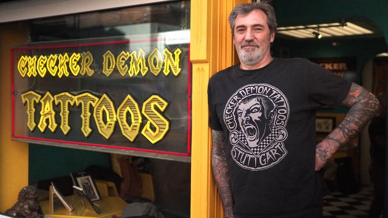 Der Besitzer Luke Atkinson vor seinem Laden "Checker Demon Tattoos" in Stuttgart.