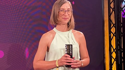 Annika Erichsen (Übersetzung, Bearbeitung, Regie der deutschen Fassung) empfängt Civis Audio Award 2024 für "Perle - Der lange Weg zurück zur körperlichen Unversehrtheit"