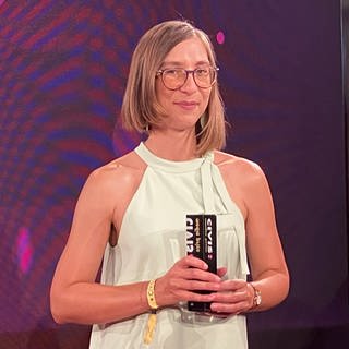 Annika Erichsen (Übersetzung, Bearbeitung, Regie der deutschen Fassung) empfängt Civis Audio Award 2024 für "Perle - Der lange Weg zurück zur körperlichen Unversehrtheit"