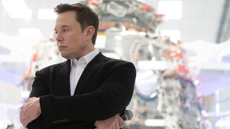 Unternehmer Elon Musk in einer Produktionshalle