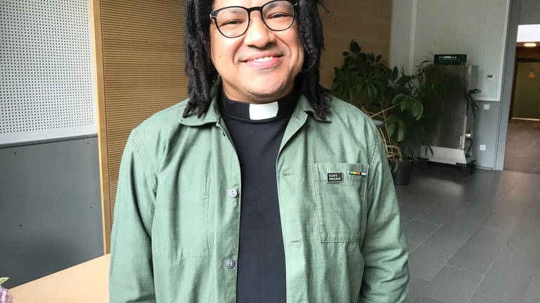 Quinton Cesar ist Pastor in Ostfriesland und setzt sich für eine offene und bunte Gesellschaft ein