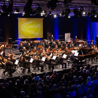 Das SWR Symphonieorchester und Roger Admiral (Klavier) unter der Leitung von Ingo Metzmacher bei den Donaeuschinger Musiktagen 2023