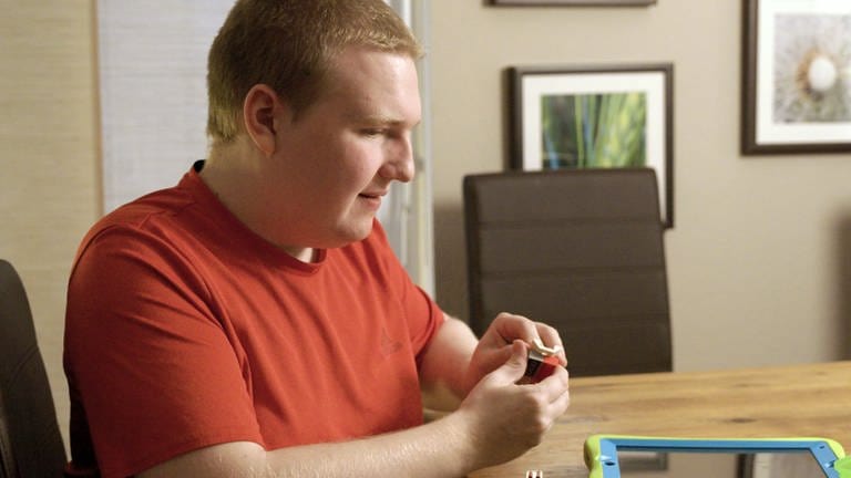Durch seinen Auszug in eine Wohngruppe ist der 21-jährige Aron, der durch frühkindlichen Autismus schwerstbehindert ist, selbstständig geworden.