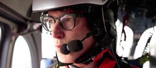Notarzt Dr. Daniel Schmitz im Hubschrauber unterwegs zu einem Notfall-Patienten