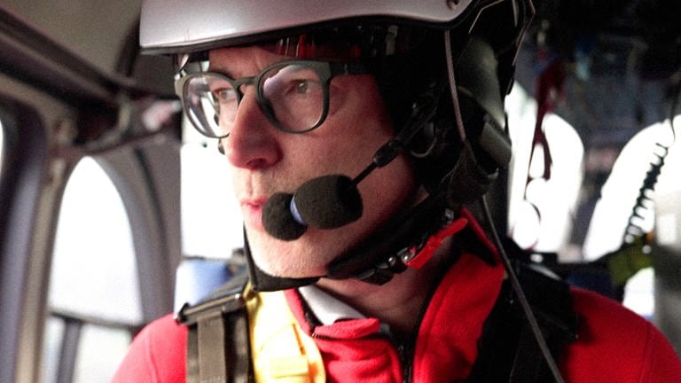 Notarzt Dr. Daniel Schmitz im Hubschrauber unterwegs zu einem Notfall-Patienten