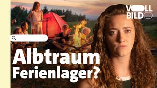 Keyvisual der „Vollbild“-Doku „Albtraum Ferienlager – Wie gefährlich sind Kinder und Jugendreisen?" zeigt die Vollbild-Reporterin im Vordergrund, im Hintergrund Kinder am Lagerfeuer vor einem roten Zelt