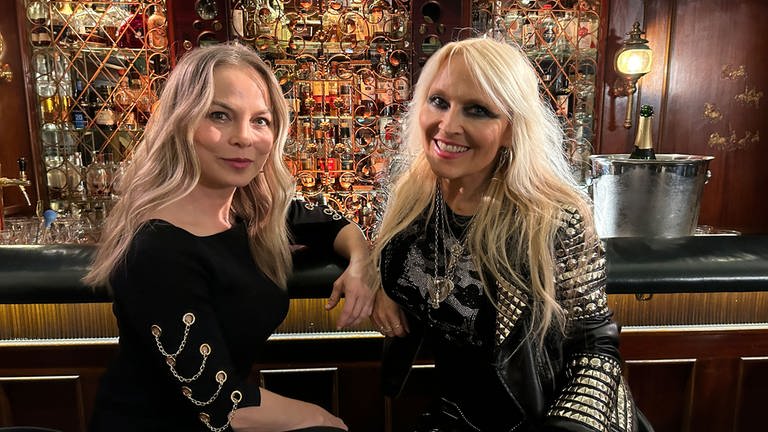 Doro Pesch mit Regina Halmich in einer Bar