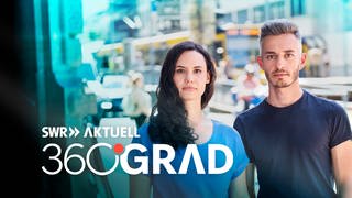 Leonie Maderstein (li.) und Marvin Neumann (re.) beim Fotoshooting von "SWR Aktuell - 360 Grad" in Stuttgart. Beide tragen blaue T-shirts. Im Hintergrund ist verschwommen eine Straßenbahn zu sehen.